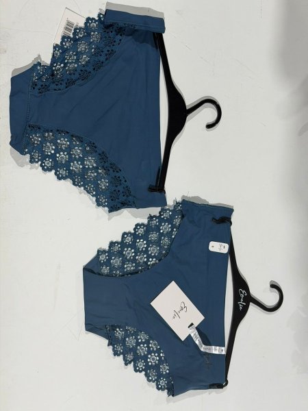 תחתון ביקיני ללא תפר בשילוב תחרה